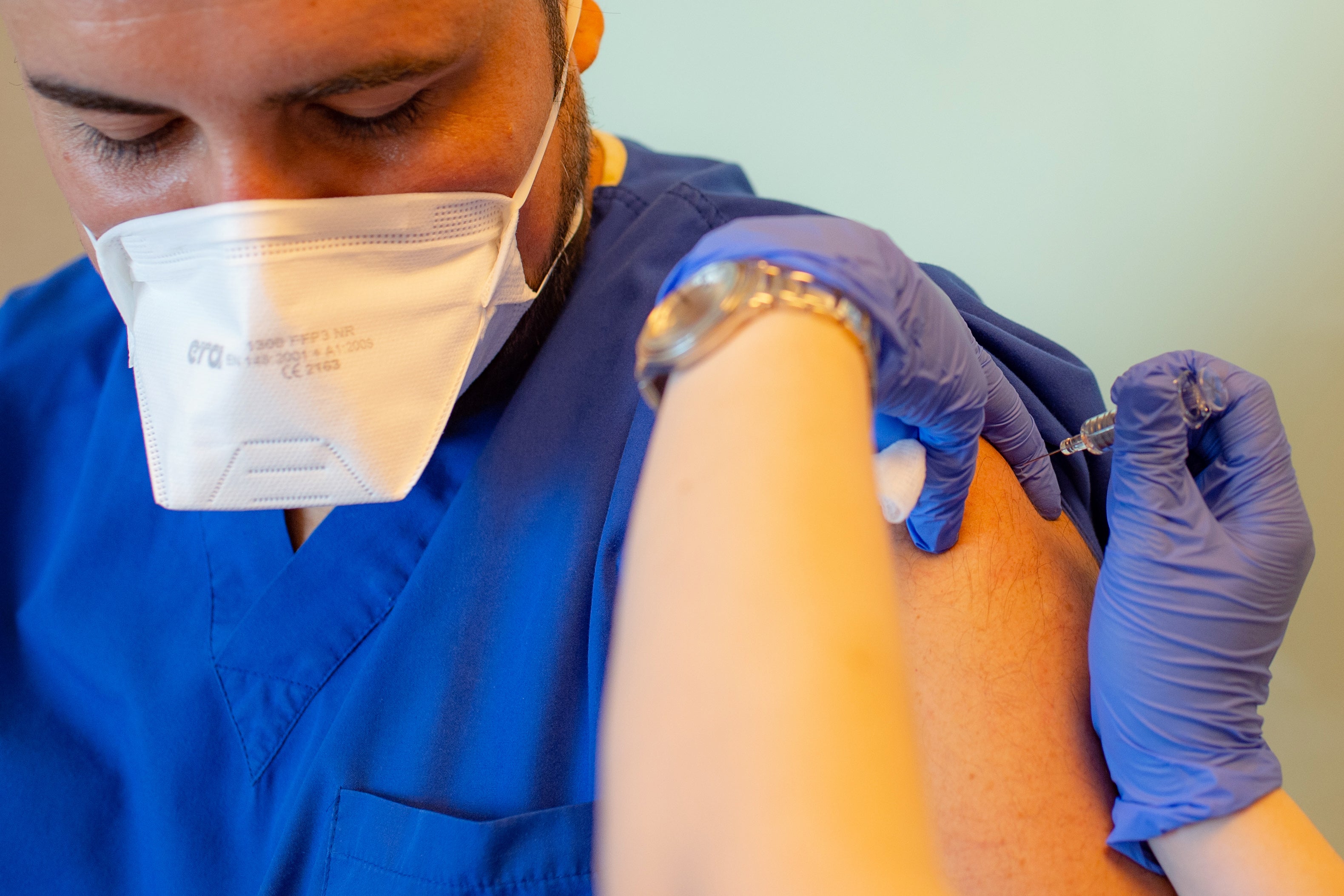 Pruebas para vacuna contra coronavirus fue pausada debido a reacciones en un participante.
