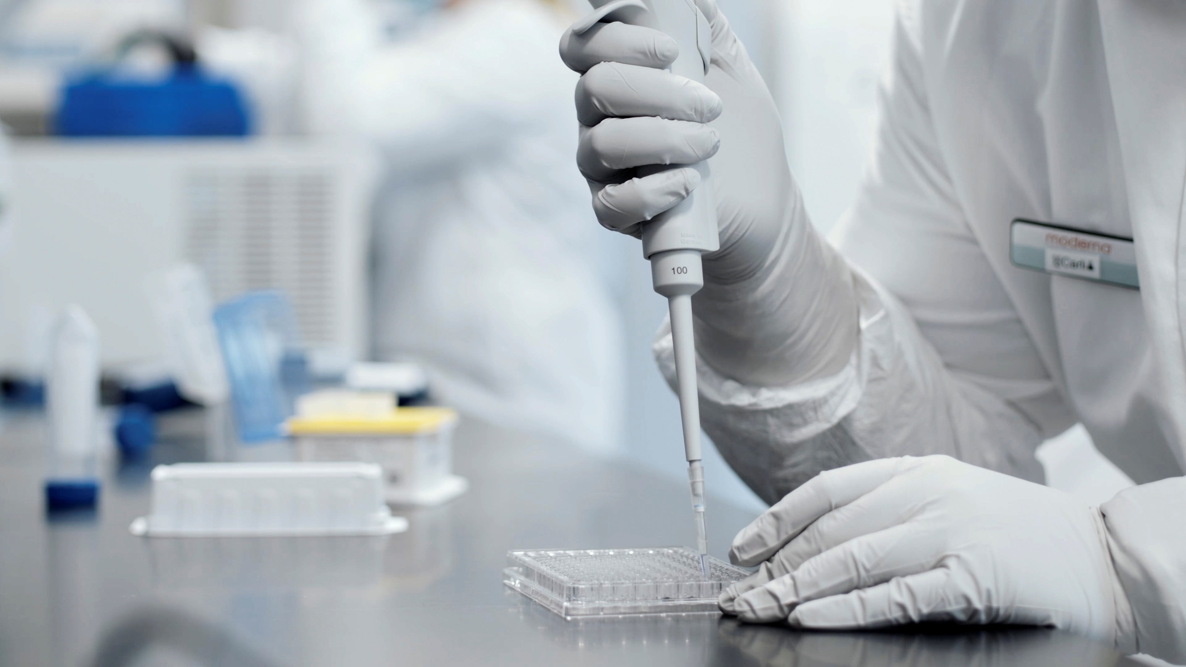 Un investigador trabaja en un laboratorio dirigido por Moderna, quien dijo que su vacuna experimental fue 94.5% efectiva para prevenir Covid-19.