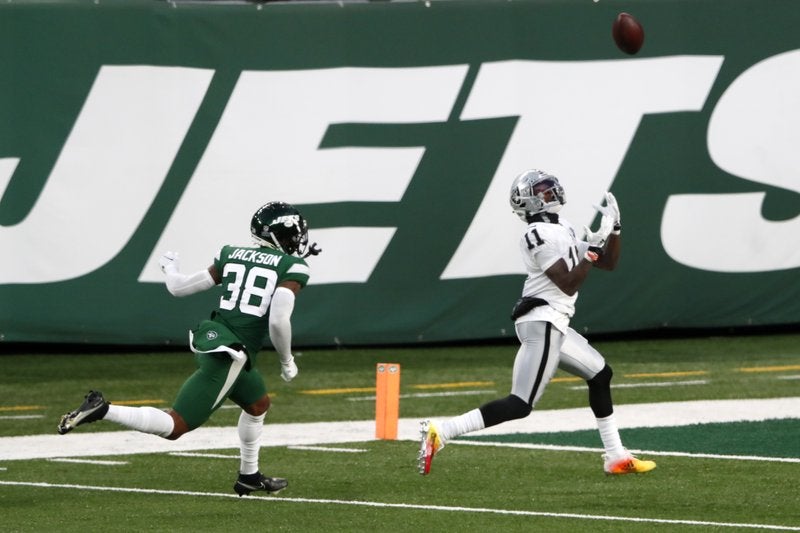 Henry Ruggs III atrapa el pase de touchdown que dio la victoria a los Raiders.