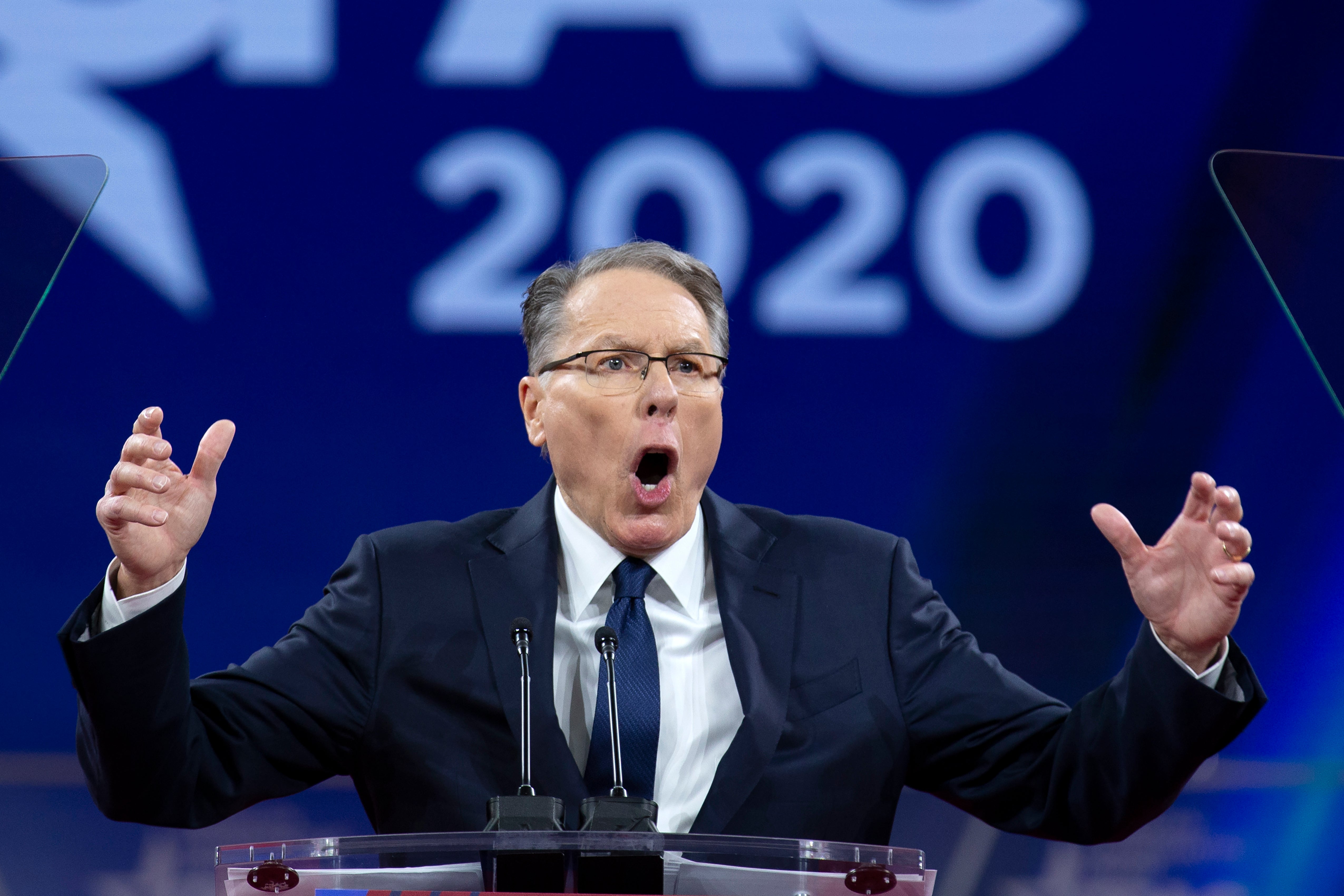 ARCHIVO - En esta fotografía de archivo del 29 de febrero de 2020, el vicepresidente y director general de la Asociación Nacional del Rifle (NRA por sus siglas en ingles), Wayne LaPierre, pronuncia un mensaje durante la Conferencia de Acción Política Conservadora en el escenario National Harbor, en Oxon Hill, Maryland.&nbsp;