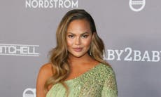 Chrissy Teigen aclara tuit sobre montar a caballo tras generar críticas