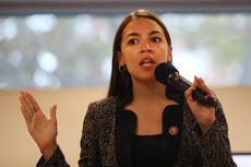 AOC critica a Biden por moratoria de desalojo; policía le prohíbe acostarse en protesta en el Capitolio