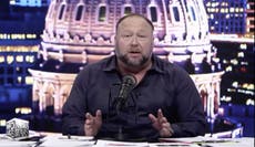 Alex Jones se vuelve contra Trump por promover las vacuna contra el COVID: “Tal vez sea un tonto”