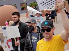 Cientos marchan para decir que el tamaño no importa en protesta por el pene en Los Ángeles