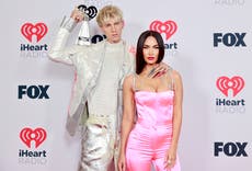 Megan Fox y Machine Gun Kelly celebran su compromiso “bebiendo la sangre del otro”