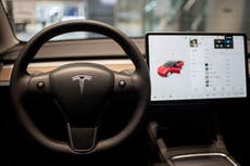 Acusan de homicidio vehicular a hombre involucrado en accidente con el piloto automático de Tesla