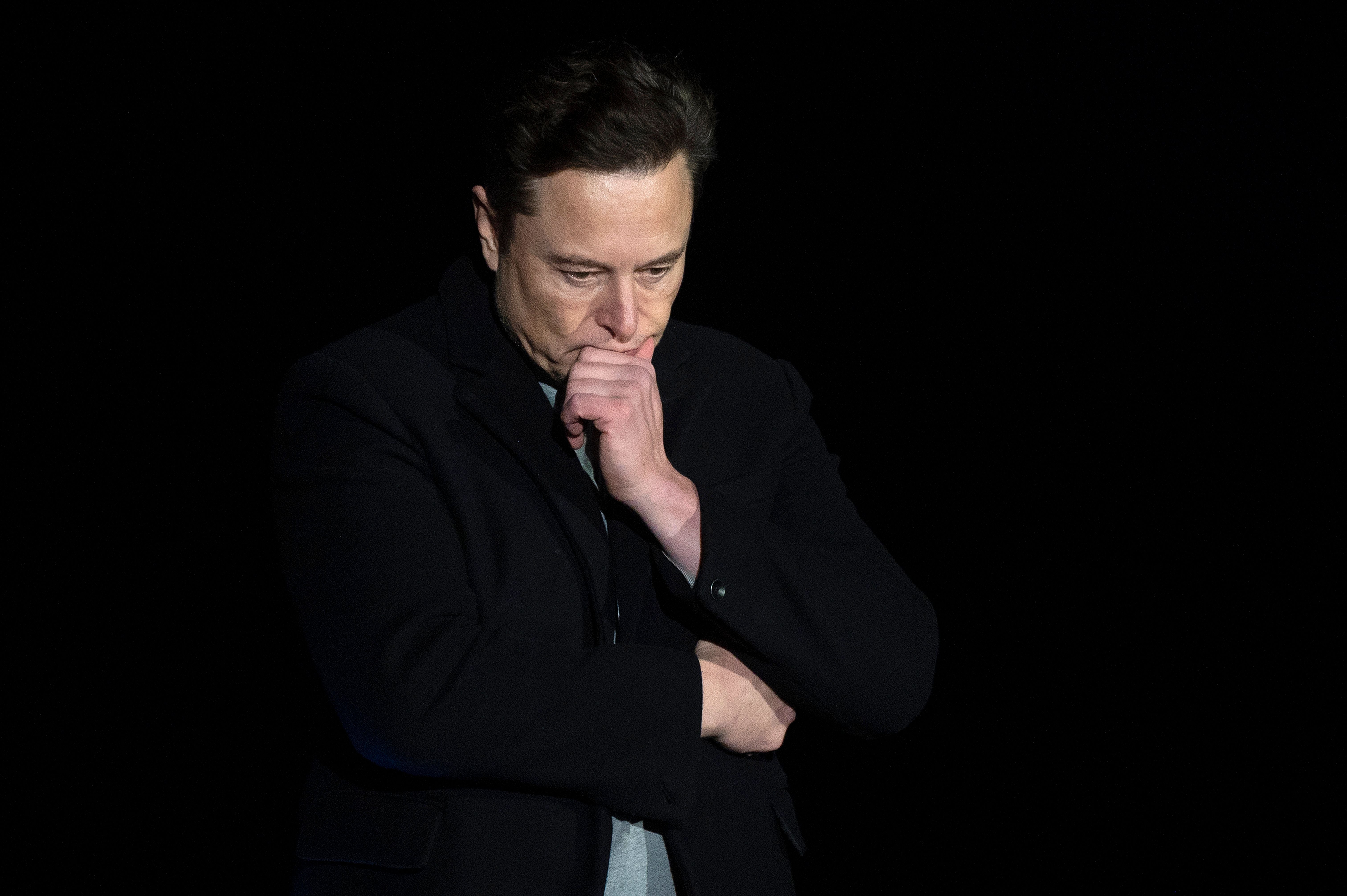 Elon Musk hace una pausa y mira hacia abajo al hablar en una conferencia de prensa en el centro Starbase de SpaceX cerca de Boca Chica Village, al sur de Texas, el 10 de febrero de 2022