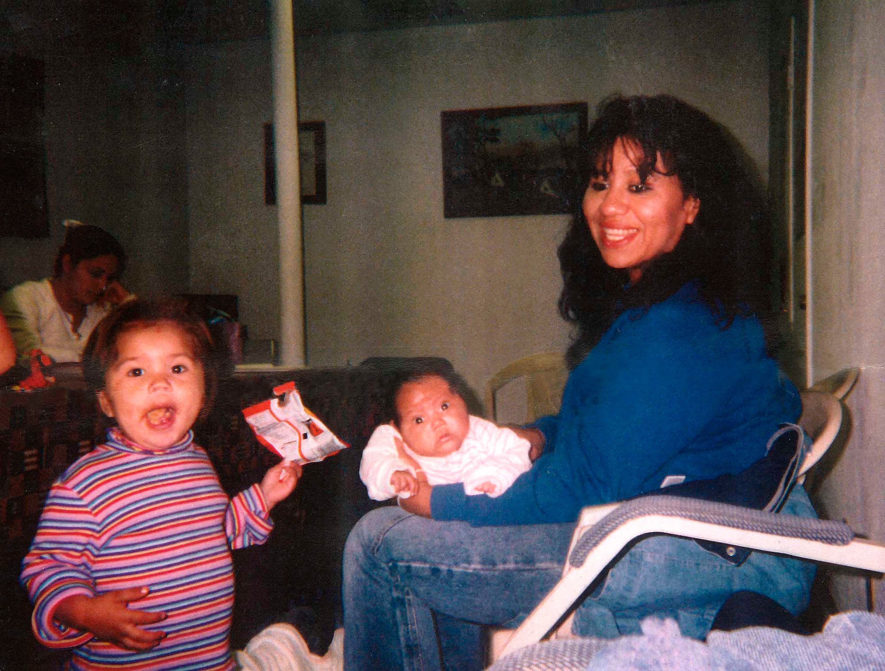 En esta fotografía sin fecha, la reclusa en el corredor de la muerte de Texas, Melissa Lucio, sostiene a su hija Mariah, mientras que otra de sus hijas, Adriana, está parada junto a ellas. Está previsto que Lucio sea ejecutada el 27 de abril por la muerte de Mariah en 2007. Los fiscales dicen que Lucio golpeó fatalmente a su hija de 2 años, pero Lucio lo ha negado durante mucho tiempo alegando que Mariah murió a causa de las heridas sufridas durante una caída por las escaleras. Sus abogados dicen que el historial de abuso sexual y físico que sufrió Lucio la llevó a dar una confesión poco confiable. Esperan persuadir a la Junta de Indultos y Libertad Condicional del estado y al gobernador Greg Abbott para que concedan una suspensión de la ejecución o conmuten su sentencia