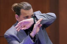 Cuestionan a Depp sobre mensajes diciendo que quería “ahogar” y “quemar” a Heard