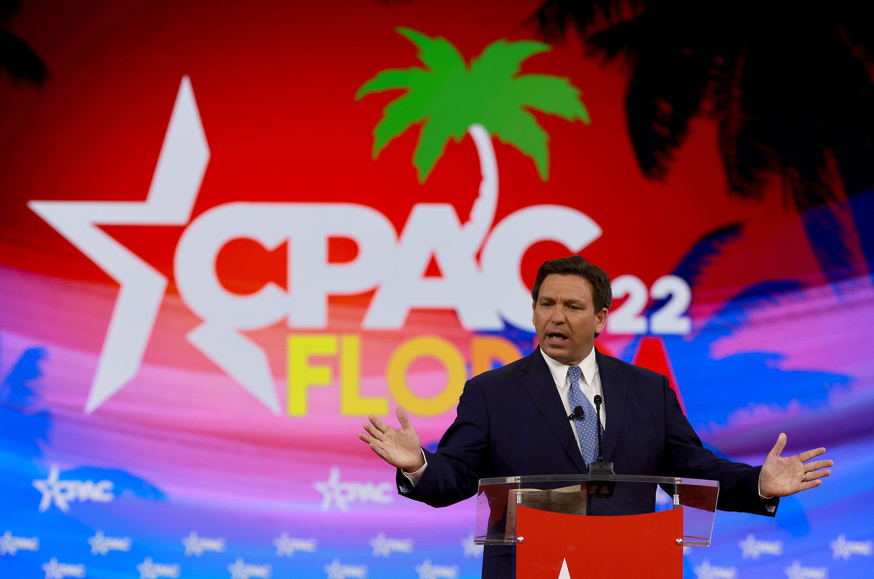 El gobernador de Florida, Ron DeSantis, habla en la CPAC (Conferencia Política de Acción Conservadora) en The Rosen Shingle Creek el 24 de febrero de 2022 en Orlando, Florida.