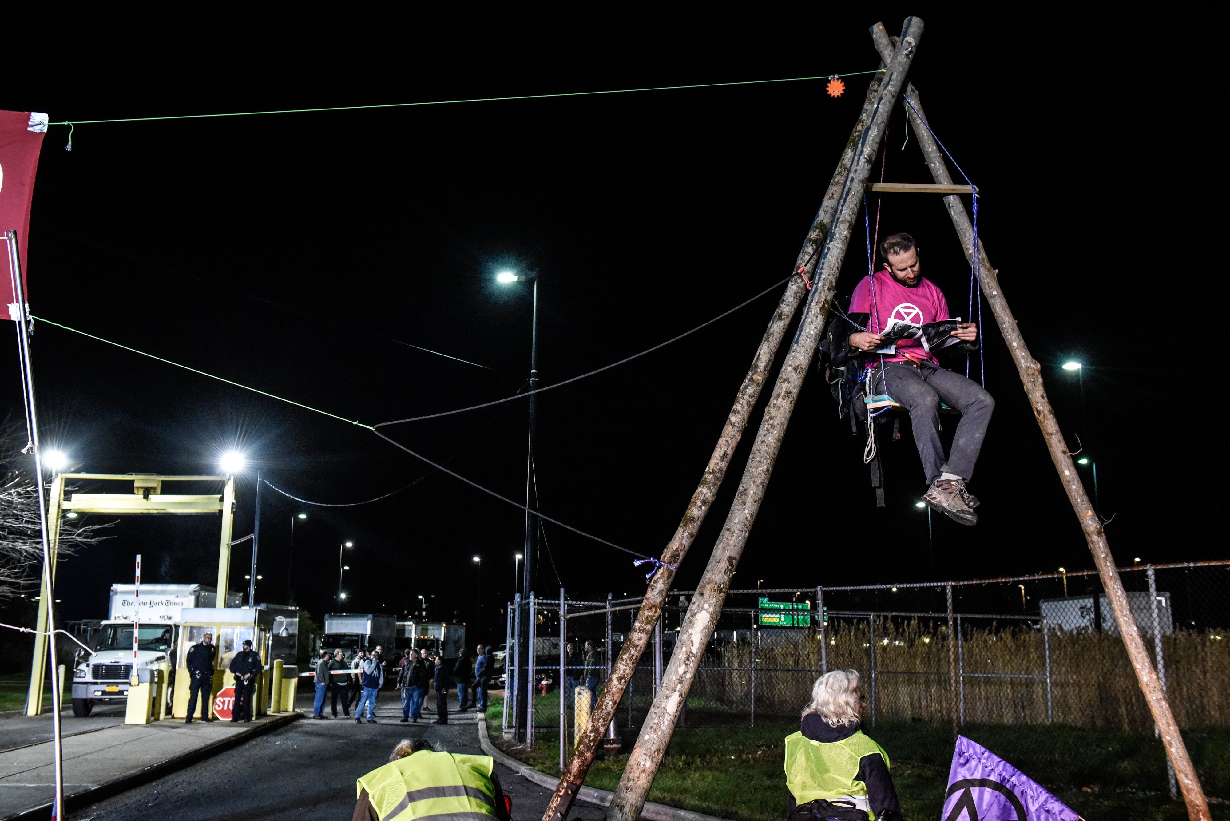 El grupo de activistas climáticos Extinction Rebellion bloquea el frente de la imprenta del New York Times en el barrio de Flushing, en Queens, el 22 de abril del 2022