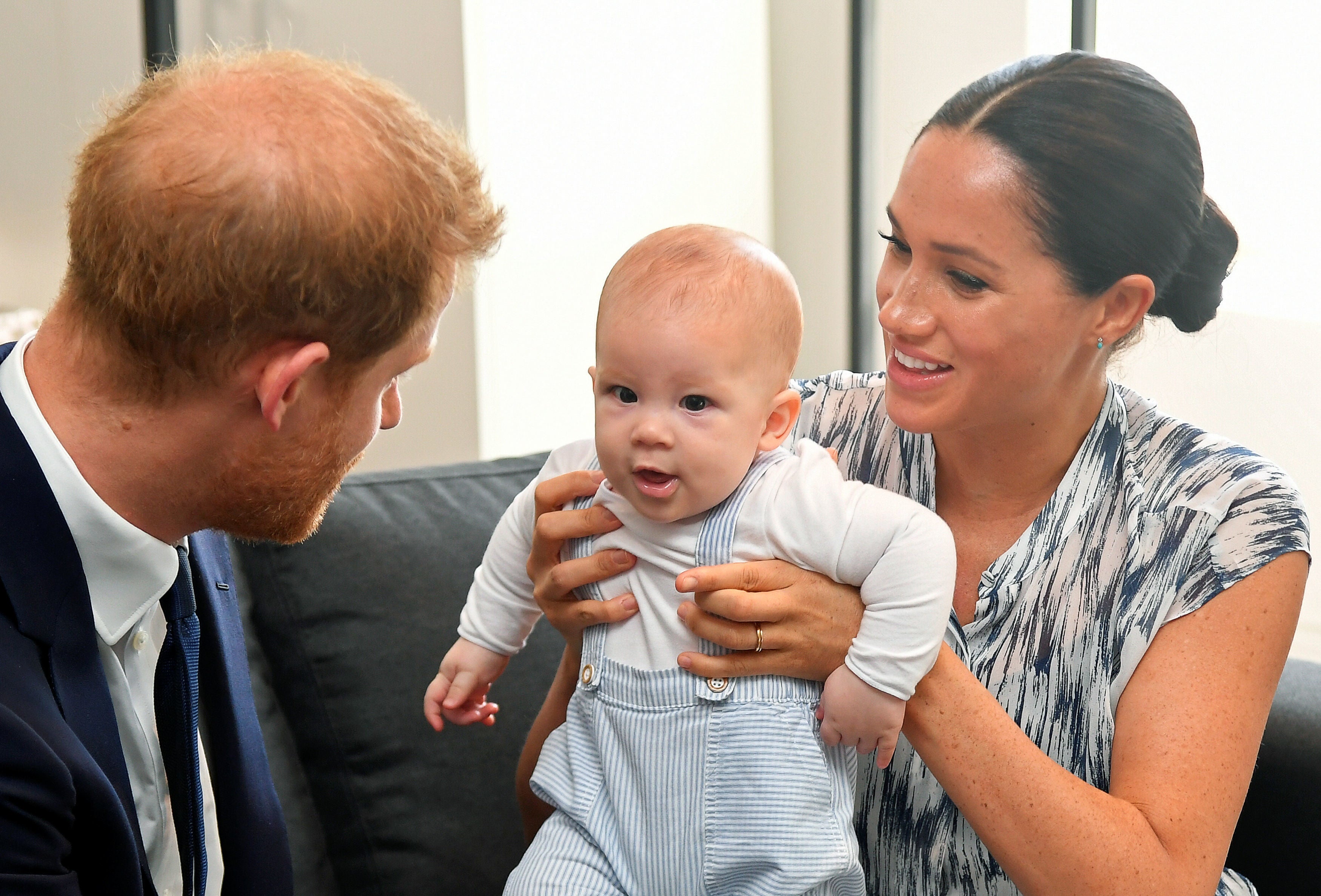 Harry y Meghan con su hiji Archie en 2019 (Toby Melville/PA)