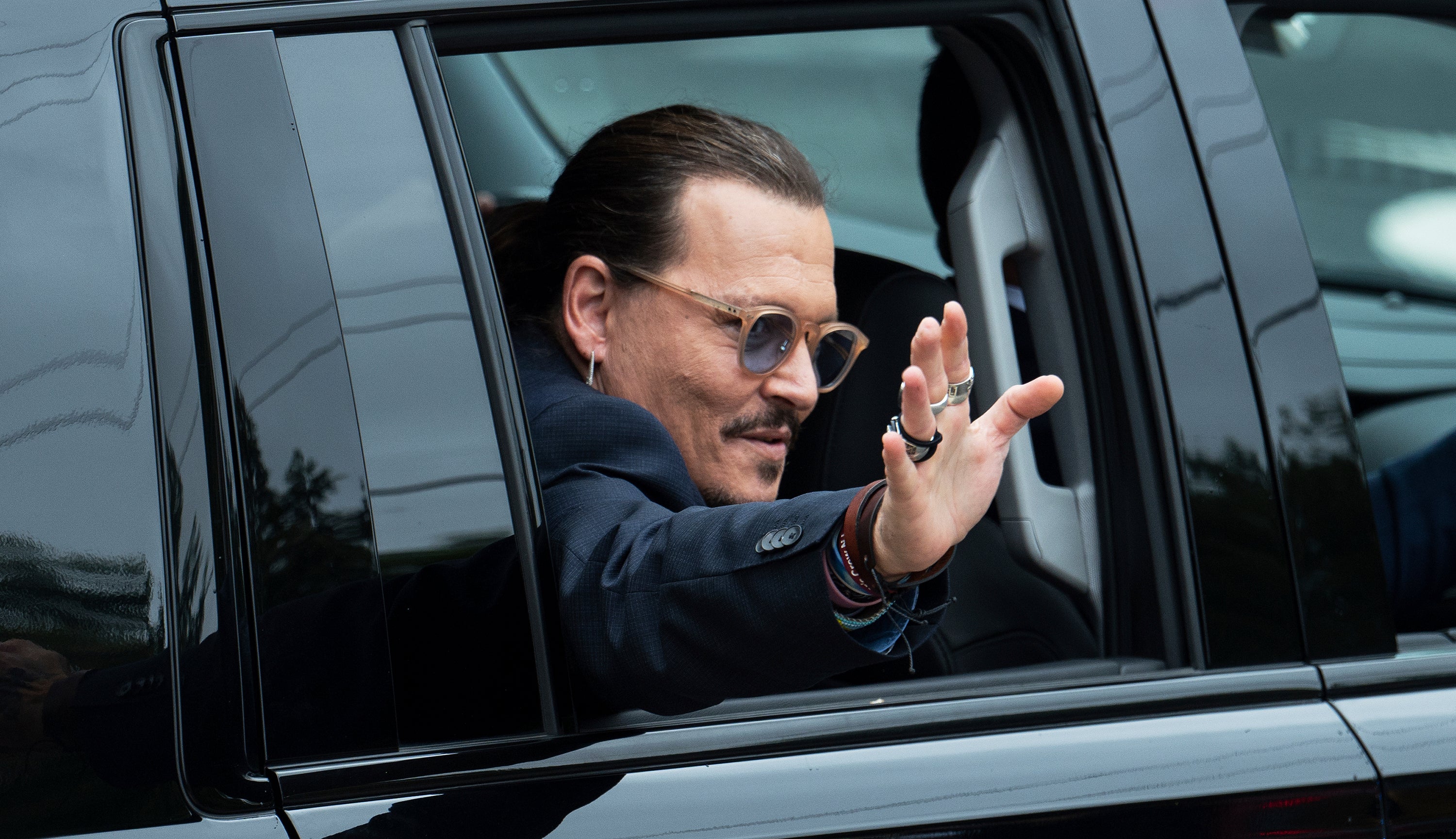 Fans de Johnny Depp muestran arte basado en él en el tribunal en el condado de Fairfax