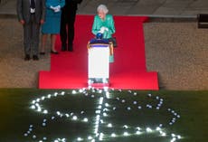 La Reina enciende faro del jubileo de platino en el Castillo de Windsor para celebrar sus 70 años en el trono