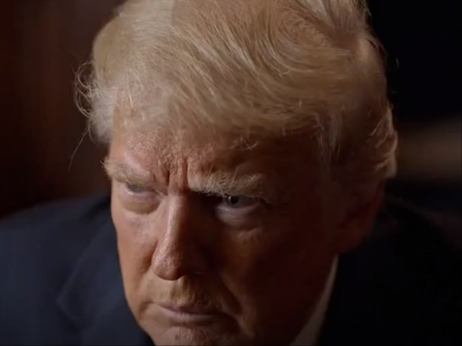 Le preguntan a Trump si hablará sobre el ataque al Capitolio a lo que resonde “sí”, en entrevista a Holder