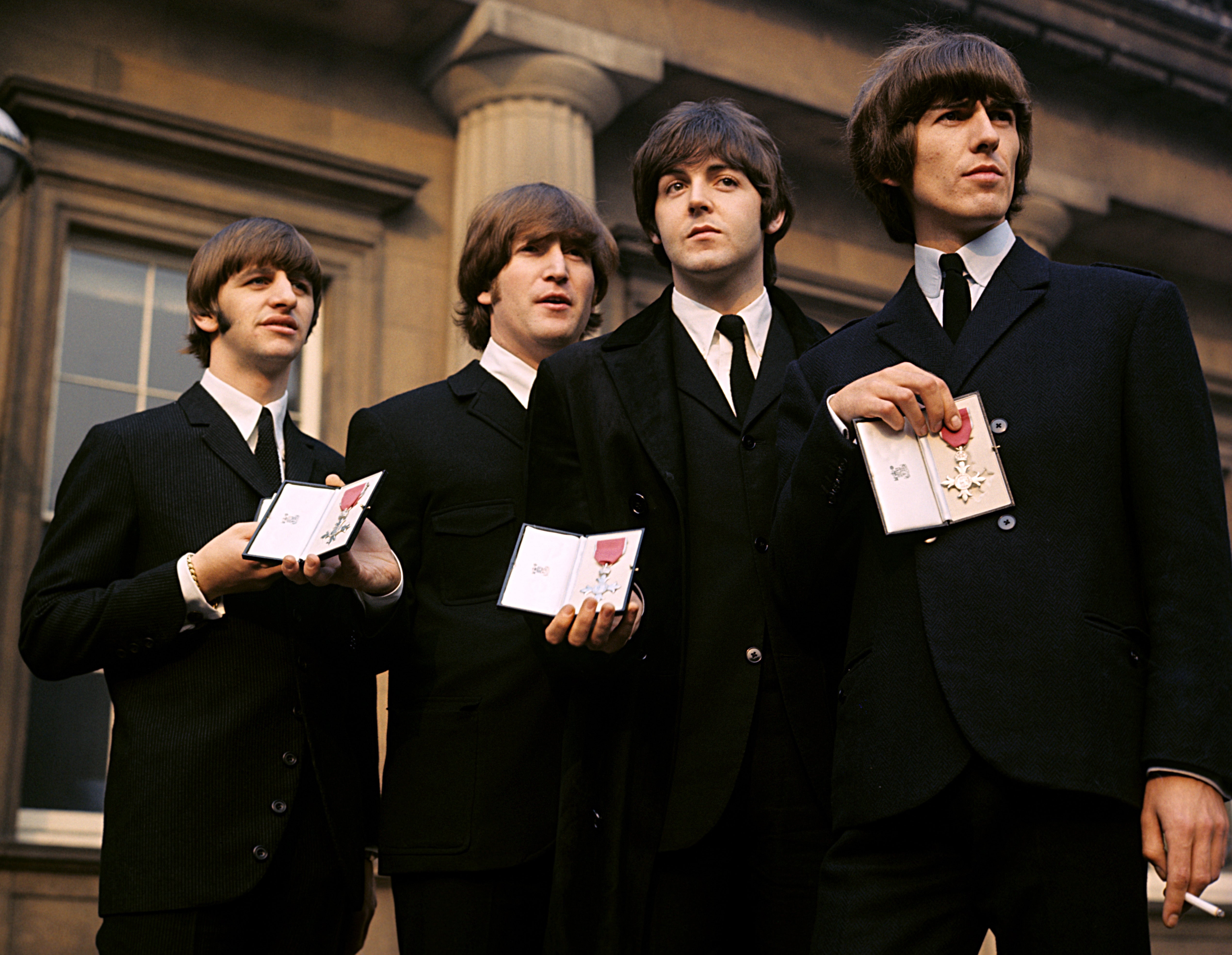 El primer encuentro de Paul con la reina Isabel II fue en 1965, cuando los Beatles fueron nombrados caballeros de la Orden del Imperio Británico