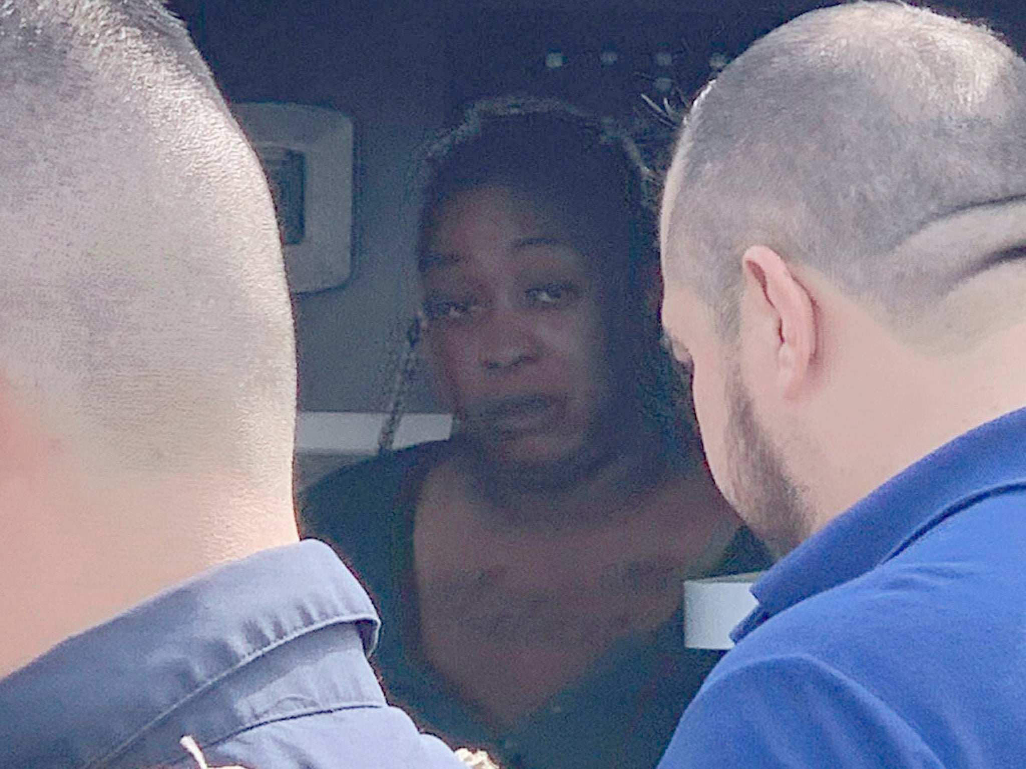 LaTavia McGee, secuestrada en México la semana pasada, sentada dentro de una ambulancia tras ser encontrada con vida en Ejido Longoreno