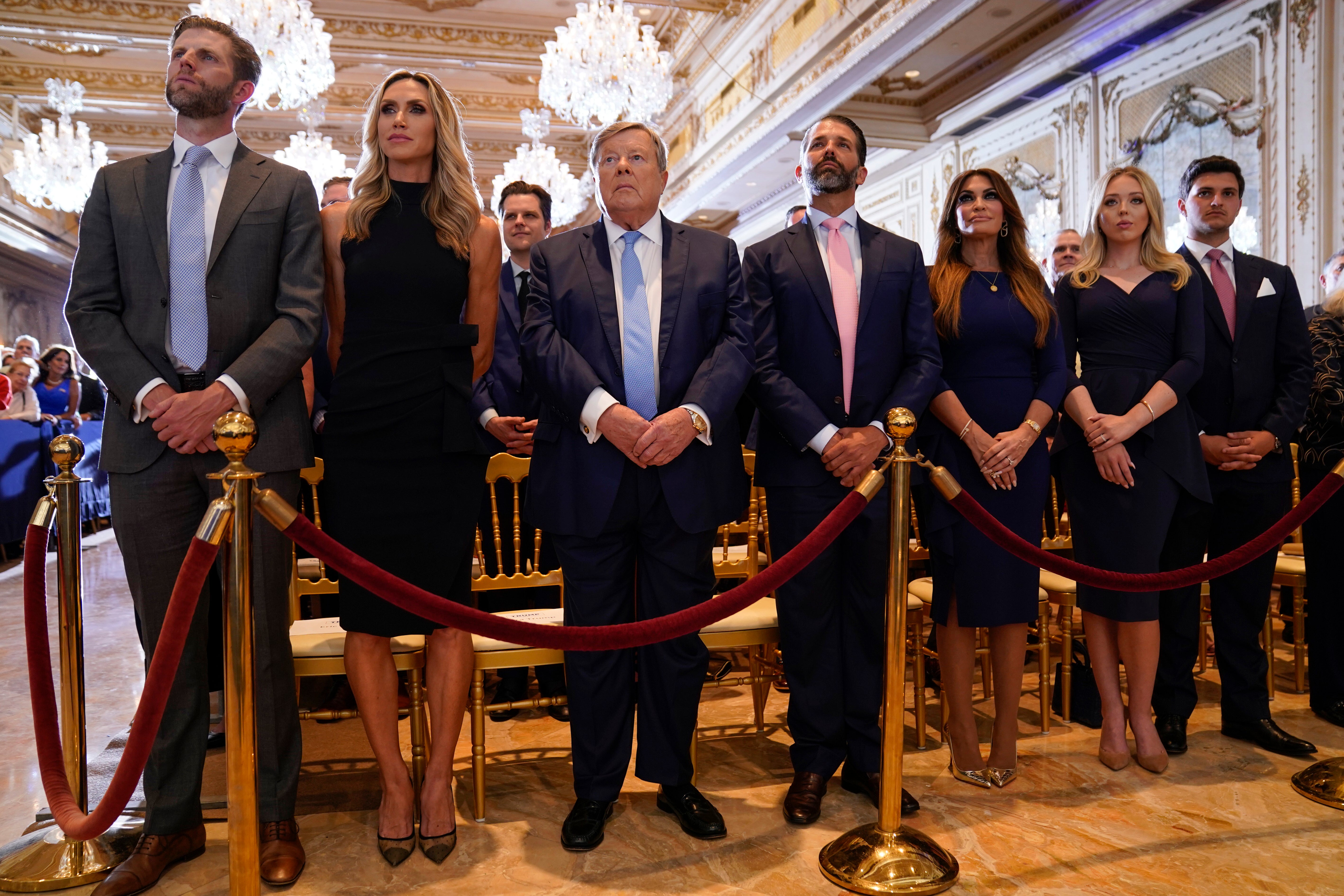 Desde la izquierda: Eric Trump y su esposa Lara, Victor Knavs, Donald Trump Jr. y su prometida Kimberly Guilfoyle, y Tiffany Trump y su esposo Michael Boulos, escuchan al expresidente Donald Trump hablar en su finca Mar-a-Lago el martes 4 de abril de 2023, en Palm Beach, después de ser procesado más temprano en la ciudad de Nueva York