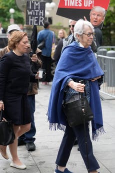 Mujer testifica que Trump abusó sexualmente de ella en avión
