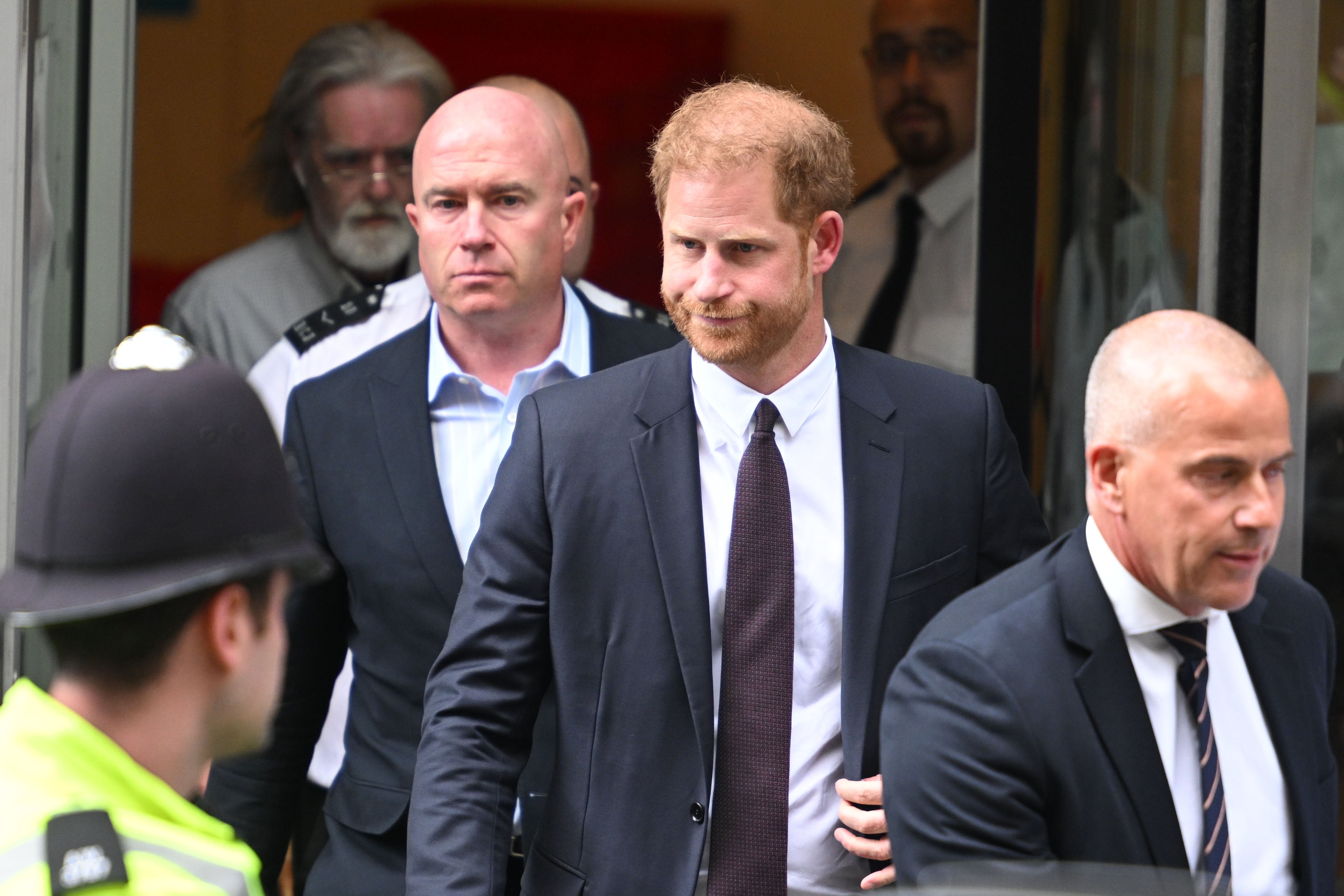 El príncipe Harry abandona el Tribunal Supremo tras declarar el martes en el juicio por espionaje telefónico contra Mirror Group