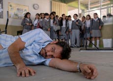 Reseña: En “Radical” un maestro heterodoxo triunfa en una ciudad violenta de México
