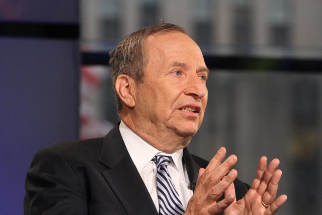 <p>Larry Summers, que formó parte del gabinete de Bill Clinton, advirtió que las posibilidades de una recesión en EE. UU. son ahora muy cercanas al 50 %</p>