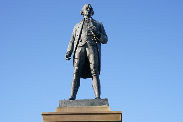 <p>La estatua conmemorativa del Capitán Cook en Whitby, Inglaterra</p>