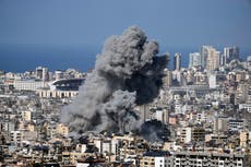 Ataques israelíes causan explosiones en suburbios de Beirut y matan a 14 en Gaza, según funcionarios