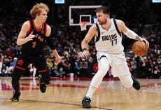 Doncic logra segundo triple-doble consecutivo y Mavericks vencen 125-118 a Raptors