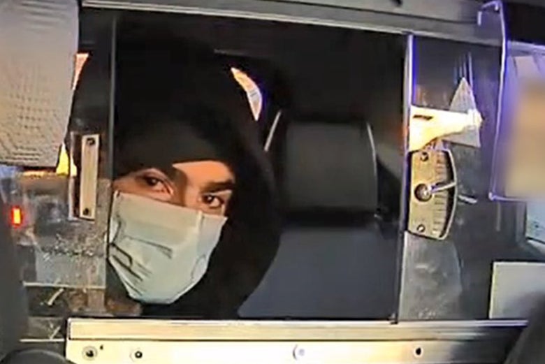 El sospechoso fue fotografiado en la parte trasera de un taxi
