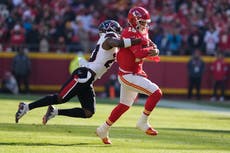 Mahomes lanza un TD y anota corriendo y los Chiefs vencen 27-19 a los Texans