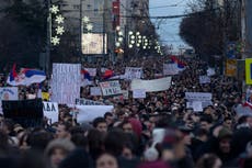 Miles acuden a la plaza de Belgrado para protestar contra el gobierno populista serbio