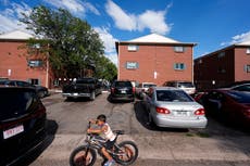 Juez ordena clausurar apartamentos en Colorado donde video mostraba a miembros de banda venezolana