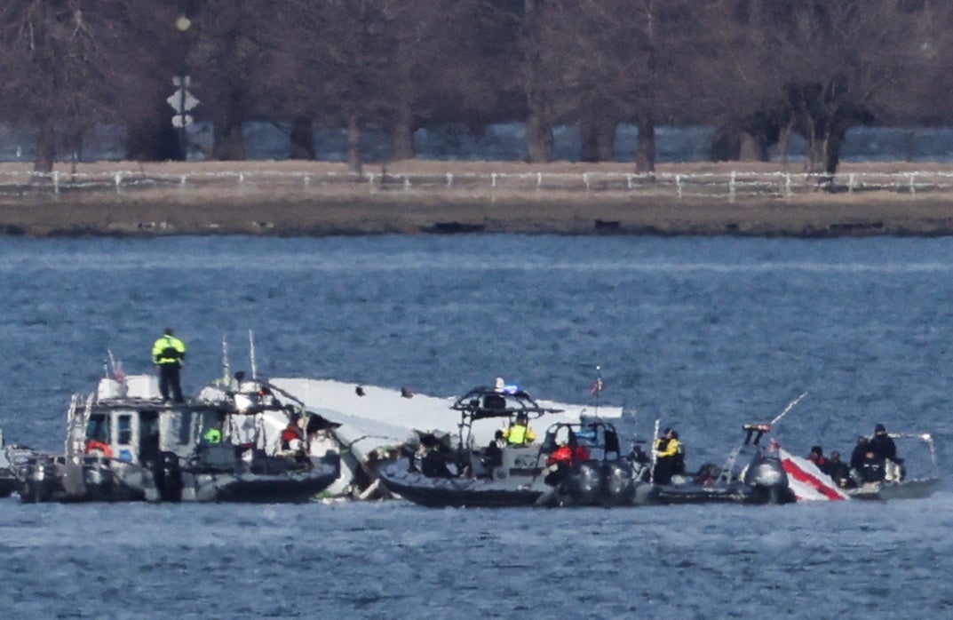 Trabajadores de emergencias peinan los restos del río Potomac tras la colisión del vuelo 5342 de American Eagle y un helicóptero Black Hawk