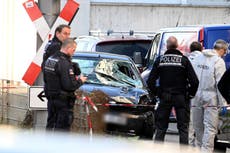 Auto embiste contra multitud en oeste de Alemania; hay un muerto y varios heridos