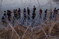 Gobierno de Trump desestima demanda contra ley que permitiría a policía de Texas detener a migrantes