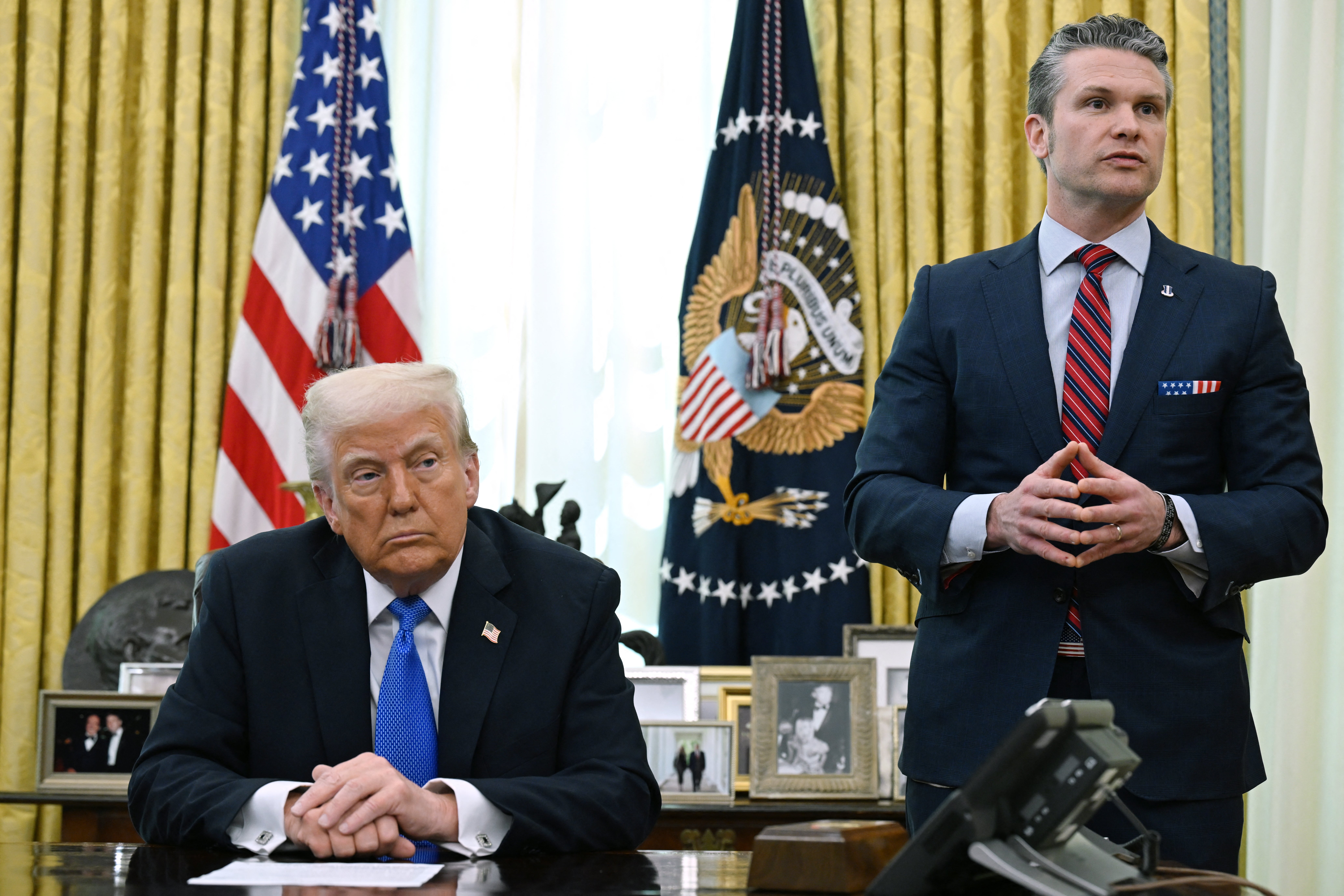 Pete Hegseth (derecha), fotografiado esta semana junto a Donald Trump en el Despacho Oval, reveló los planes bélicos en un grupo de la aplicación de mensajería Signal