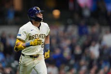 Haase y Yelich conectan jonrones por Cerveceros, que blanquean 5-0 a Reales y logran 1er triunfo