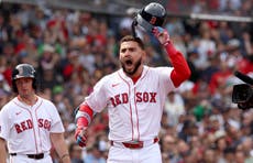 Medias Rojas celebran apertura en Fenway con Devers brillando con victoria 13-9 sobre Cardenales