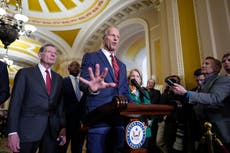 Senado de EEUU aprueba plan para recortes fiscales y de gasto de Trump tras sesión nocturna