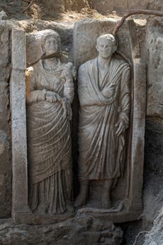 Arqueólogos hallan esculturas humanas de tamaño real en una tumba de Pompeya