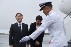 El emperador de Japón visita Iwo Jima para honrar a los caídos en la batalla de la II Guerra Mundial