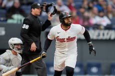 Santana conecta jonrón y Guardianes superan 3-2 a Medias Blancas con final inusitado