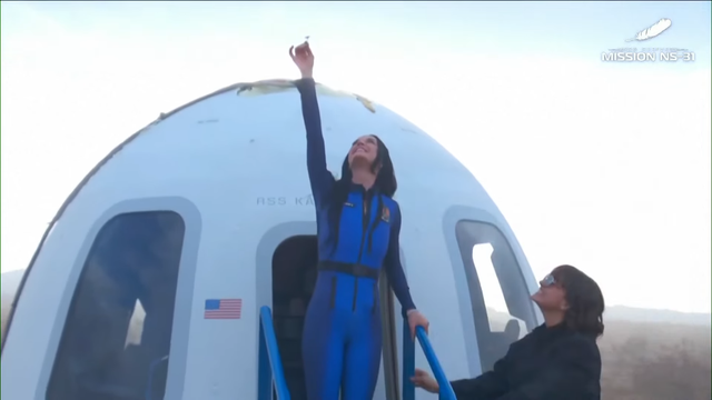 <p>Al bajar de la nave de Blue Origin, Katy Perry levantó una margarita hacia el cielo</p>