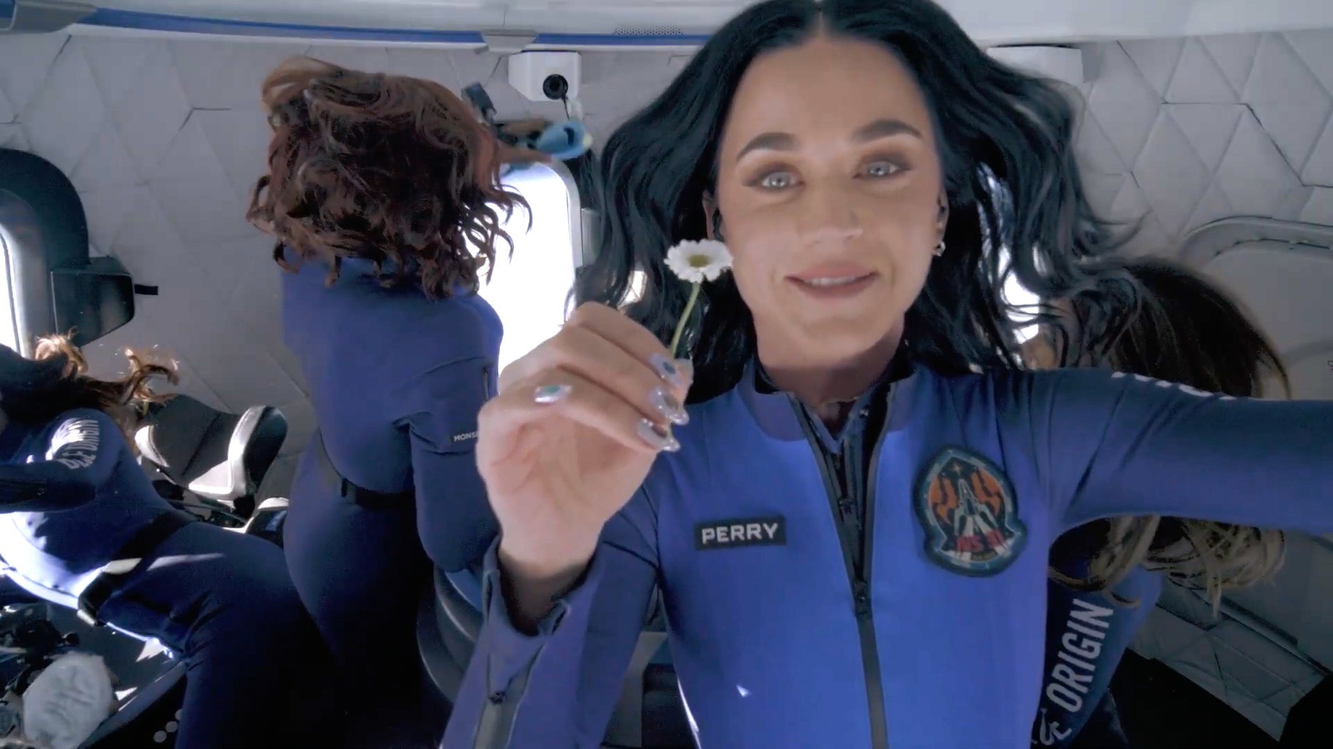 Katy Perry sostiene con orgullo una margarita en el espacio a bordo del cohete de Blue Origin