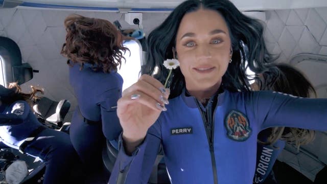 <p>Katy Perry sostiene con orgullo una margarita en el espacio a bordo del cohete de Blue Origin</p>