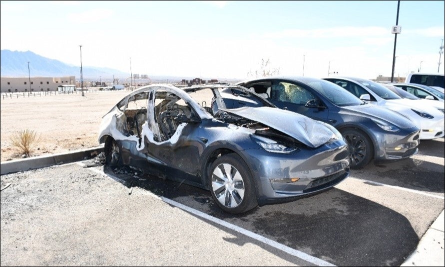 Un auto de Tesla destrozado tras un atentado en Nuevo México