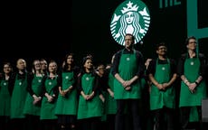 Starbucks impone nuevas restricciones a lo que los baristas pueden usar bajo sus delantales verdes