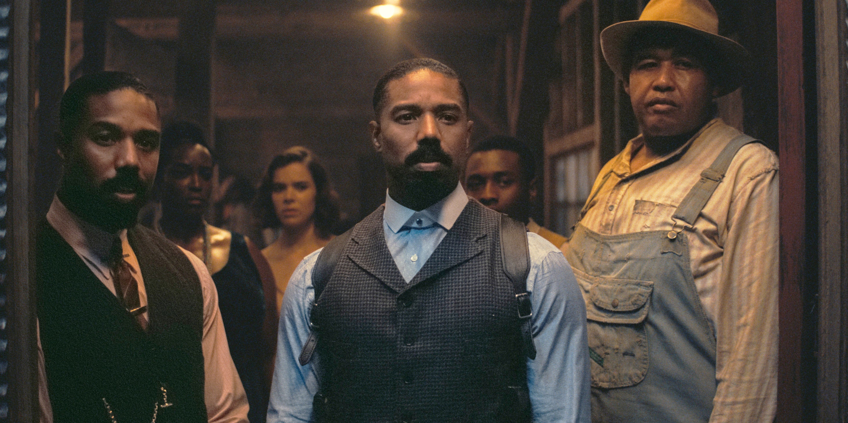 Michael B. Jordan interpreta en 'Pecadores' a dos hermanos gemelos que buscan dar la espalda a un pasado turbio