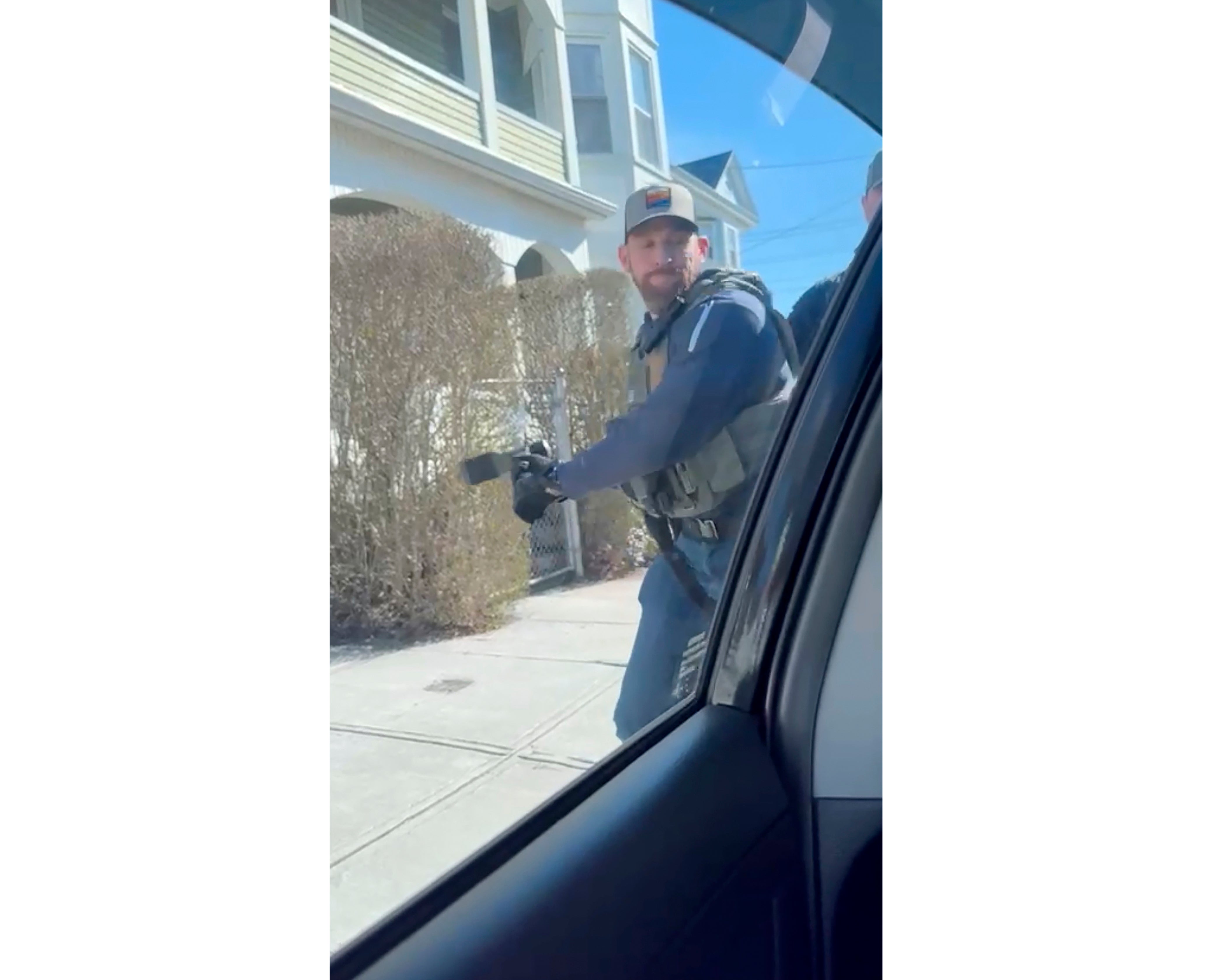 Esta imagen tomada de un video proporcionado por Marilú Domingo Ortiz muestra a un agente de ICE rompiendo la ventanilla de un coche para detener a un hombre que, según ellos, estaba en proceso de solicitar asilo, en New Bedford, Massachusetts, el lunes 14 de abril de 2025 (Marilú Domingo Ortiz vía AP)